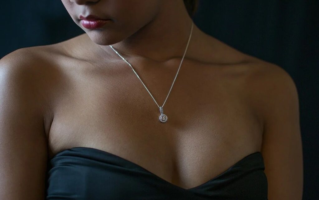 Les tendances bijoux femme qui subliment les looks les plus élégants