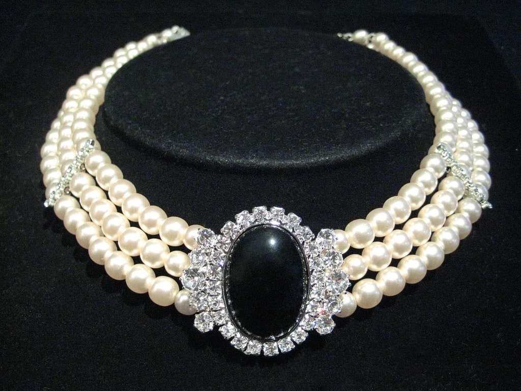 Les tendances bijoux femme qui subliment les looks les plus élégants